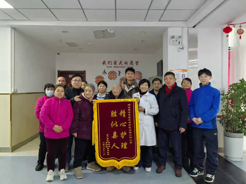 大年初一開門紅，錦旗映初心